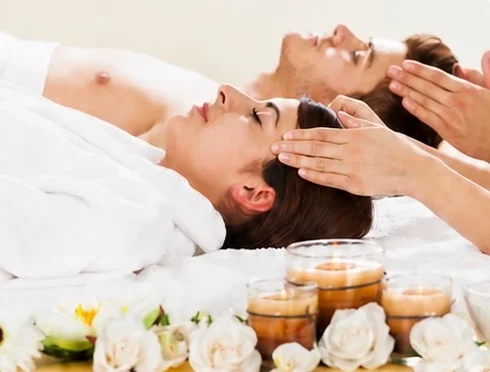 Experiência Harmonia a Dois: casal recebendo massagem relaxante lado a lado